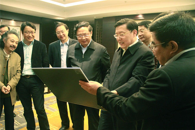 王正喜、周勇和江寧區委書記周謙舉行工作會談