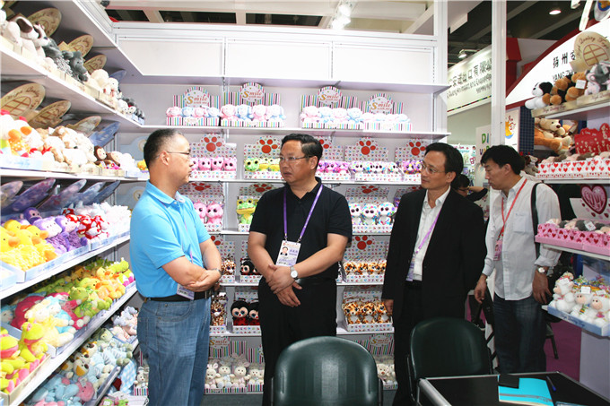 集團董事長王正喜視察廣交會展位