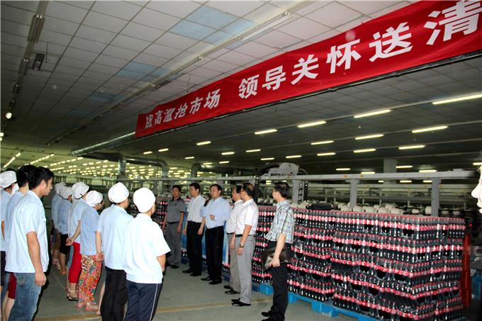 周勇、錢一平赴舒逸公司車間“送清涼”