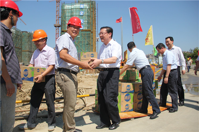 周謙、余亦民赴建設集團溧水項目送清涼開展“三嚴三實”專題調研