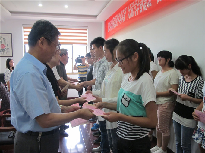 “春蕾”吐芳 愛心傳遞