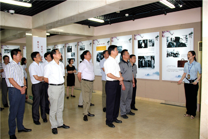 錢一平率紡織集團黨員干部赴梅園新村參觀“三嚴三實”專題教育展