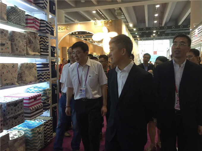 商務部部長助理劉海泉視察弘業股份廣交會展位