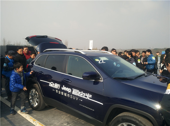 天泓集團全新Jeep自由光南京銀杏湖試駕會圓滿舉行