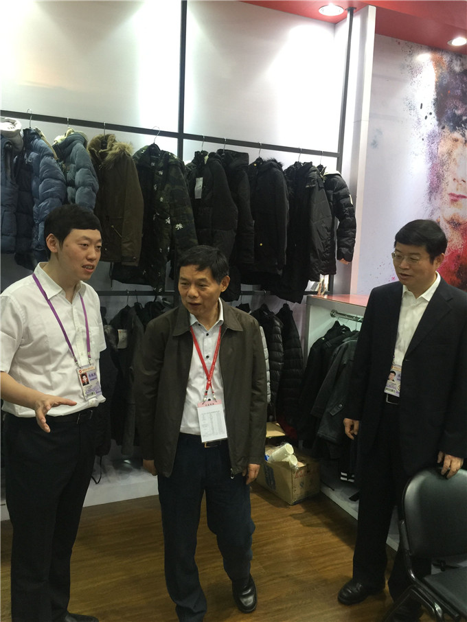 省商務(wù)廳副廳長笪家祥視察弘業(yè)股份廣交會展位