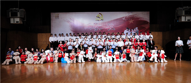 集團(tuán)舉行“兩學(xué)一做”好家訓(xùn)頒獎(jiǎng)暨樹家風(fēng)親子表演活動(dòng)