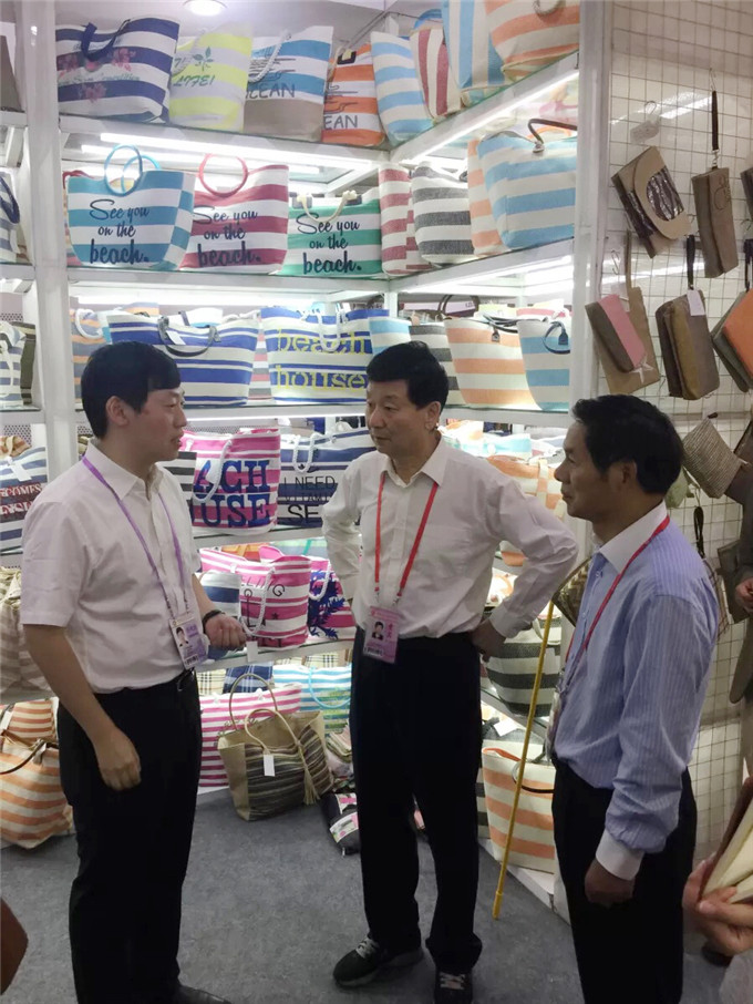 省人大常委會常務(wù)副主任張衛(wèi)國視察弘業(yè)股份展位