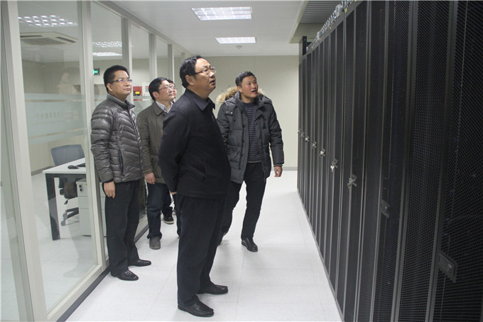 王正喜董事長到控股集團總部數據中心檢查工作