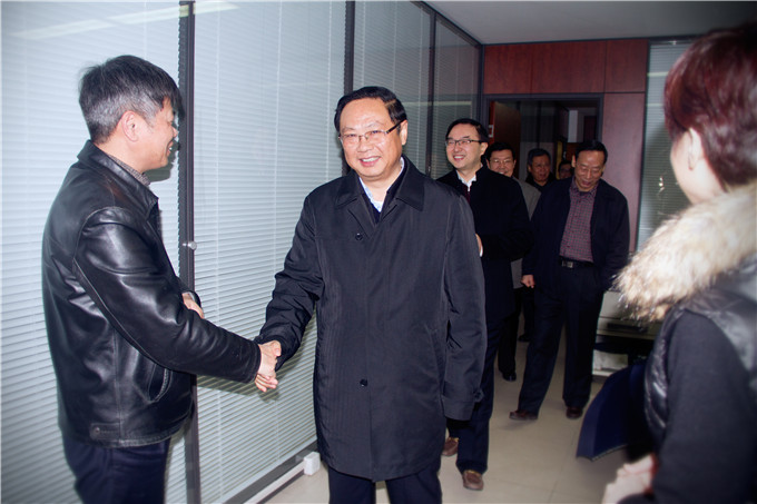 控股集團(tuán)領(lǐng)導(dǎo)給干部職工拜年