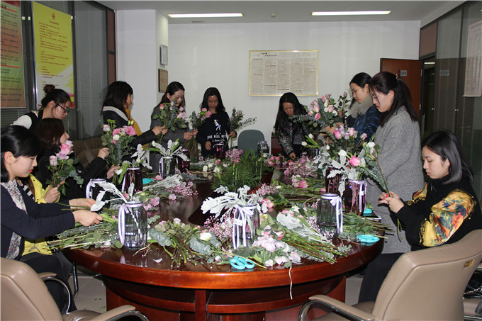 蘇豪投資組織女員工三八節開展插花活動