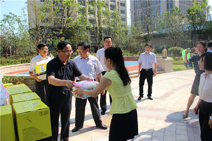 集團領(lǐng)導(dǎo)前往一線為職工“送清涼”