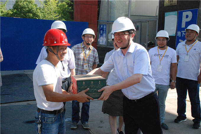 集團領(lǐng)導(dǎo)前往一線為職工“送清涼”