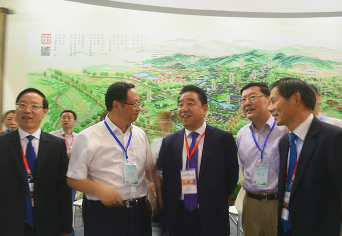 陳震寧副省長蒞臨2017江蘇老博會蘇豪健康產業公司展位指導工作