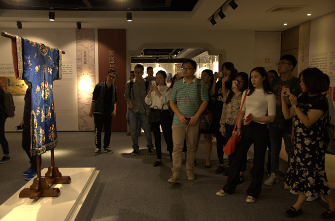 集團團委組織青年職工參觀富安繭絲綢公司、海安蘇豪制絲公司