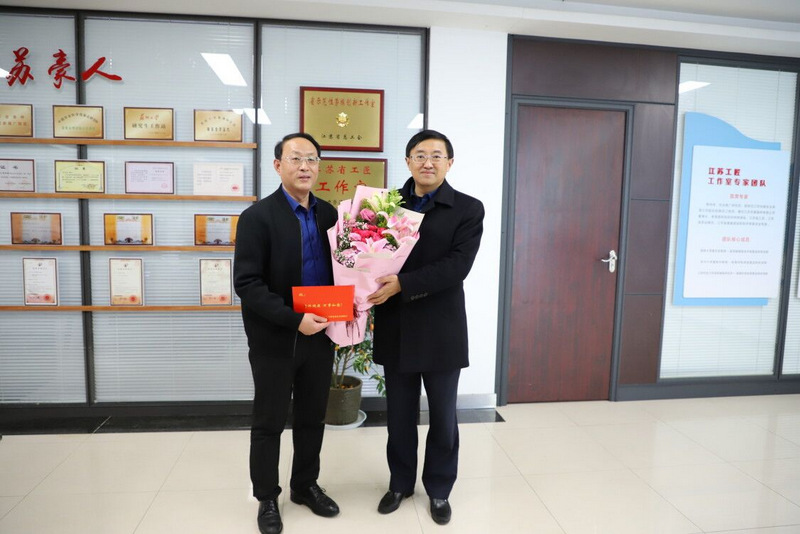 省人社廳領導來蘇豪控股集團慰問新晉“江蘇大工匠”賈仲偉