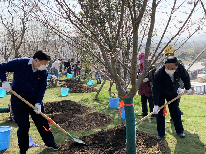集團領導參加基層支部主題黨日活動