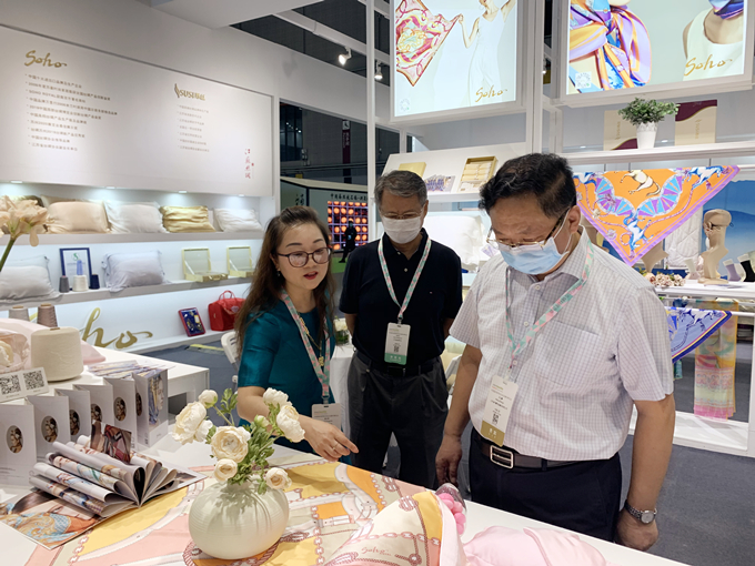 王正喜董事長考察中國絲綢主題展
