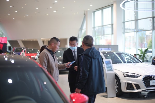 為客戶答疑解惑我們是專業(yè)的，客戶滿意是我們最大的追求，平時勤學(xué)苦練的成果都將在這一刻得到驗(yàn)證。（拍攝者：江蘇天泓華奧汽車服務(wù)有限公司 張文章）_副本.jpg