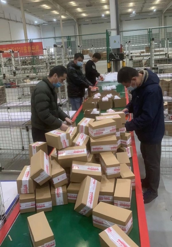 泓瑞公司大力發展外貿新業態模式，泓瑞溧水保稅倉全年無休，即便在勞動力緊缺的農歷正月，依然保持正常的發貨速度，更有職工主動請纓參與倉庫包裝發貨、保稅倉客服等工作，助力公司新業態貿易的發展。_副本.jpg