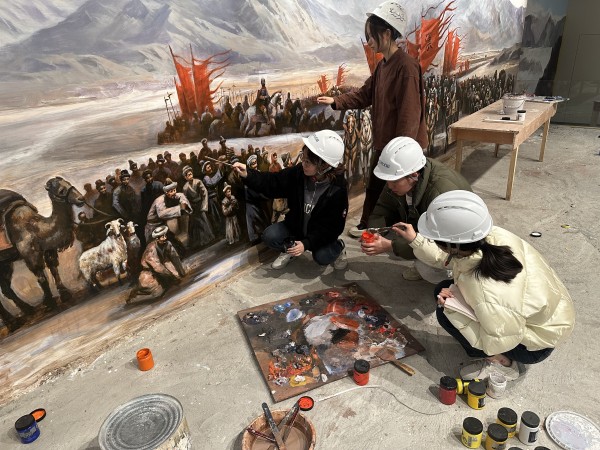 2.在文化產業公司承接的新疆克州博物館項目現場上，青年們發揚工匠精神，精益求精，反復打磨調試布展細節，全力參與大型布展作品創作。_副本.jpg