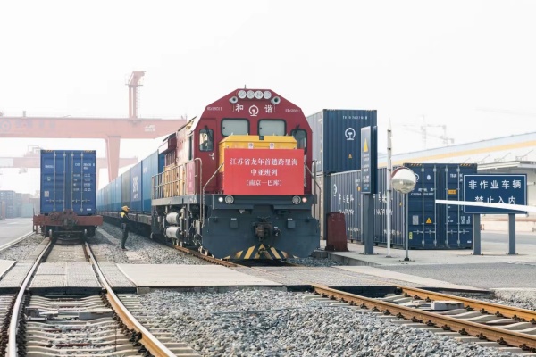 大年初一，江蘇龍年首趟跨里海中亞班列發出_副本.jpg