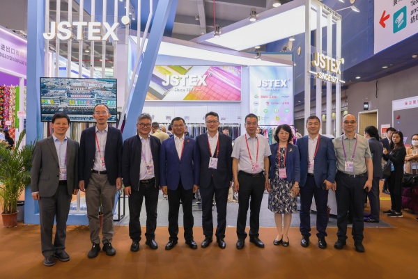 直擊廣交  中國紡織品進出口商會會長曹甲昌、中國醫藥保健品進出口商會會長周惠調研蘇豪廣交會展位_副本.jpg