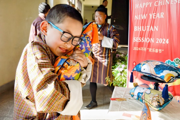 1716370208789361.jpg 圖片3:不丹民眾親身體驗(yàn)中國絲綢文化魅力_副本.jpg